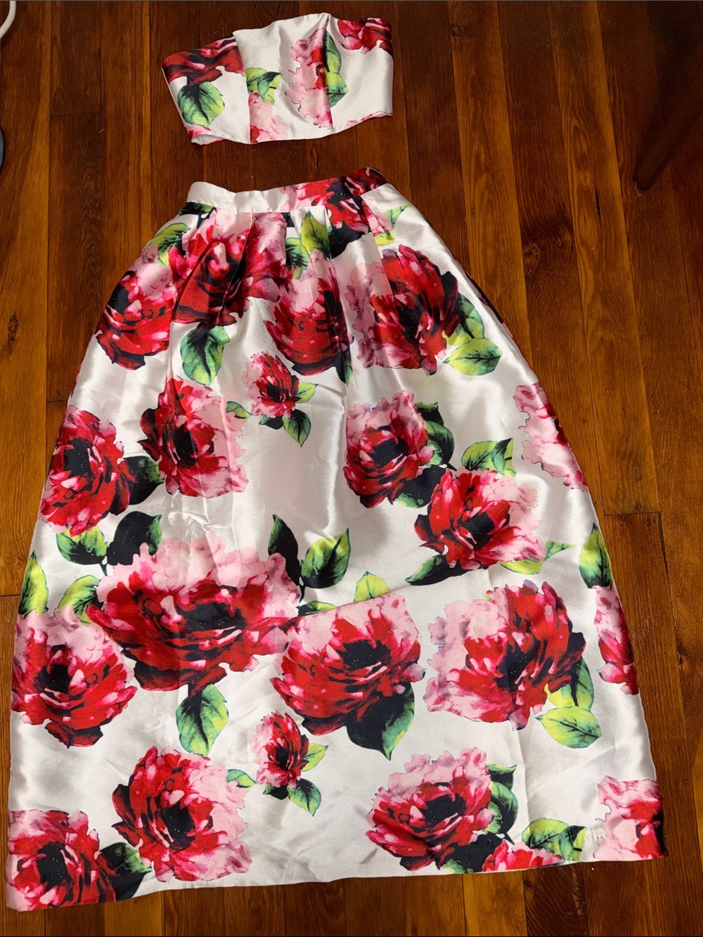 L'ATISTE White Floral Two-Piece Skirt Set with Red and Pink Roses